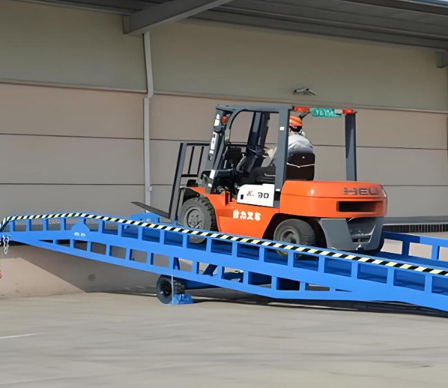 西昌镇移动式卸货平台（叉车用）